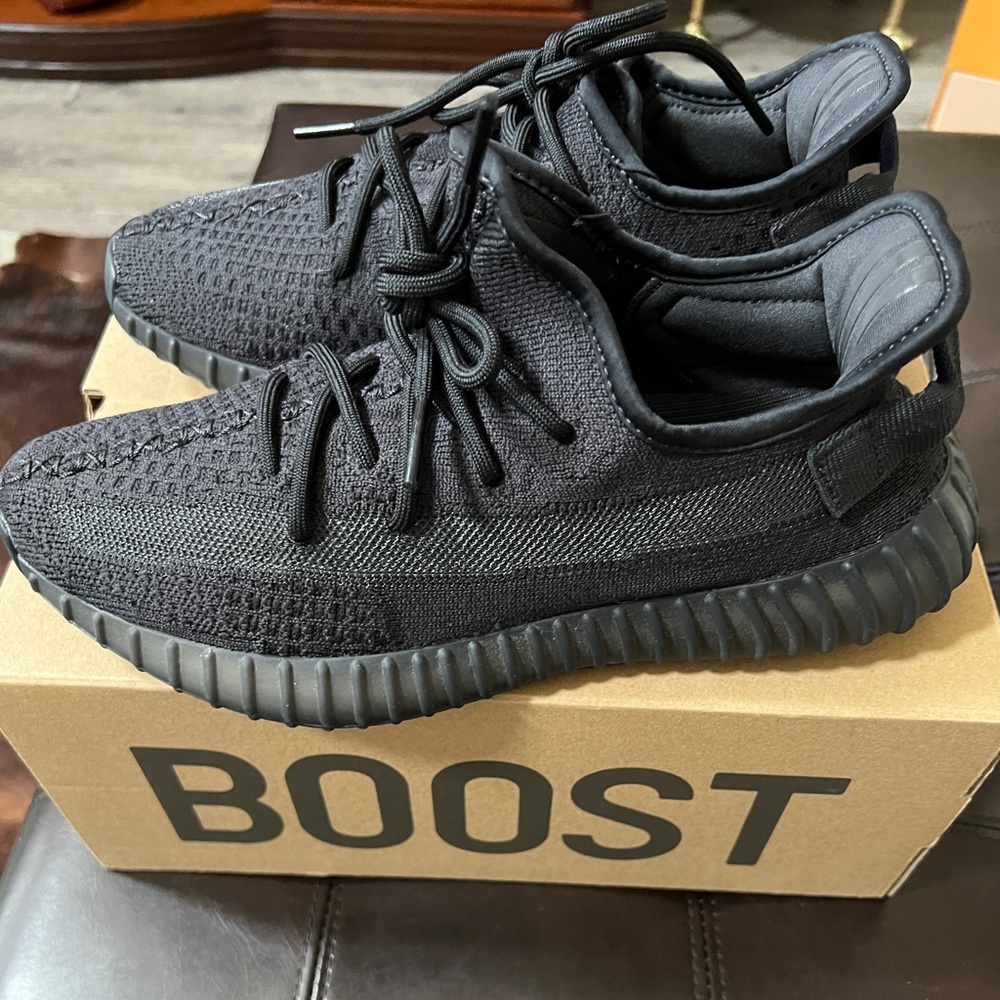NWOT 8.5 Black Yeezy Boost 350V2 onyx HQ4540